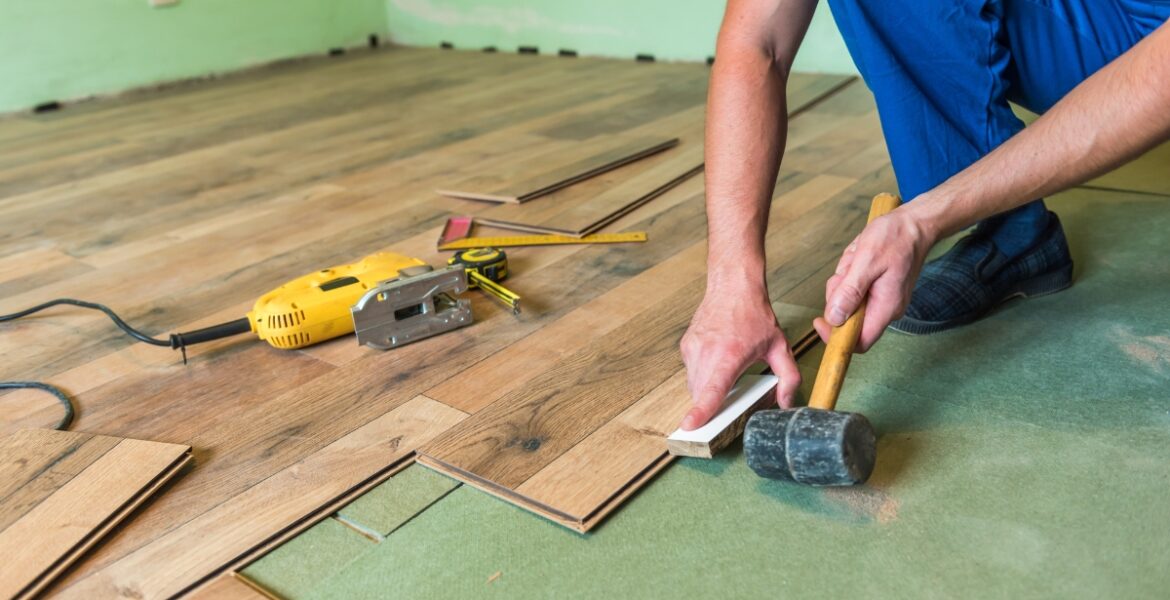 prikaz osobe koja postavlja parket